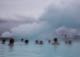 A0190 – Menschen am Baden in türkiesem Wasser, Dampf im Hintergrund