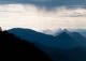 A0292 – Berge in Blautönen, Wolken mit Regen
